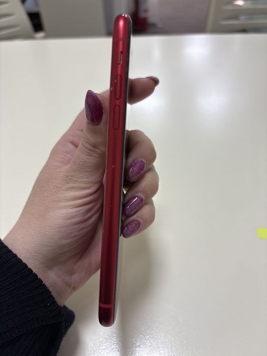 Iphone 11 culoare rosie