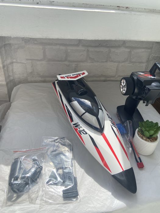 RC лодка – мощна, 35 км/ч, бърза и водоустойчива за забавление