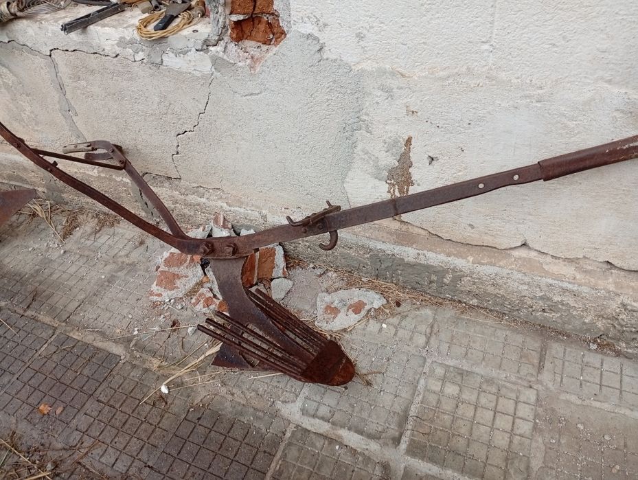 Стар конски плуг, рало