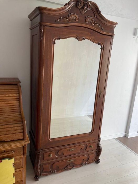 Старинен дървен гардероб с огледало