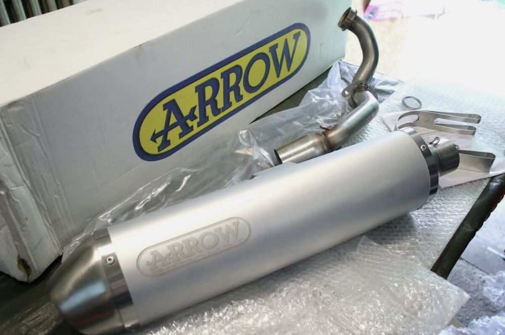 Продавам чисто ново спортно гърне за Пиаджо МП3 MP3 500 ARROW