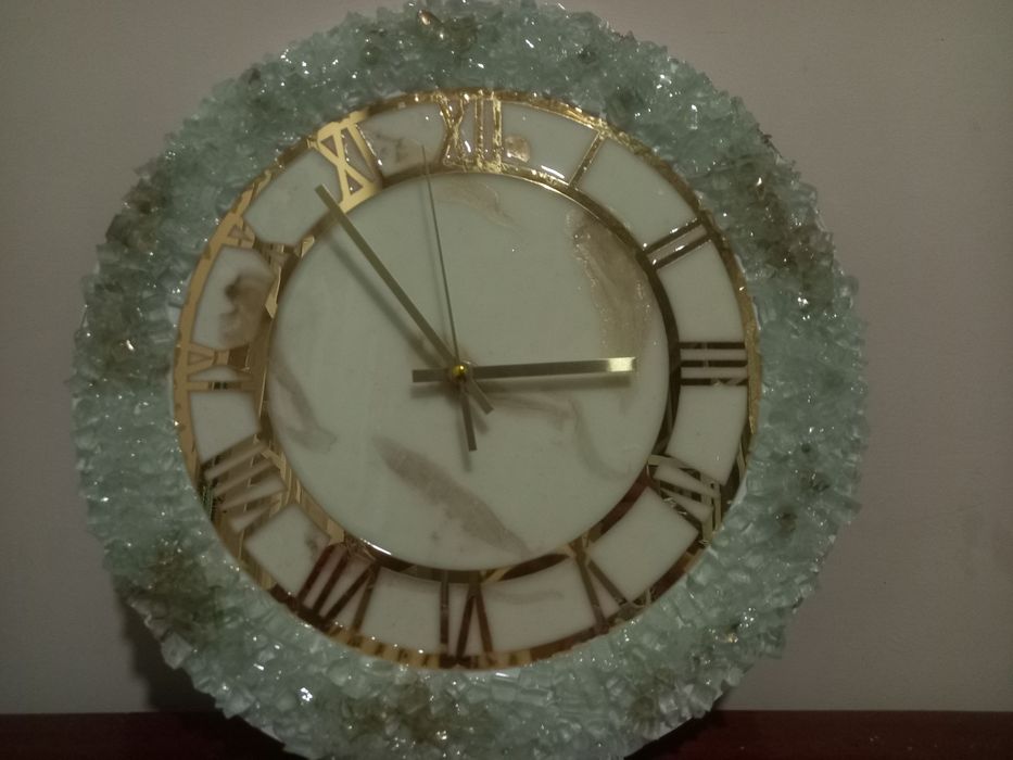 Qo‘lbola dizaynli marmar ko‘rinishdagi devor soati"