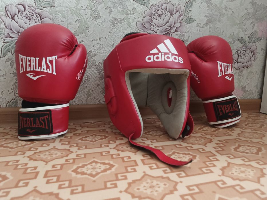 Сет боксера  шлем и перчатки