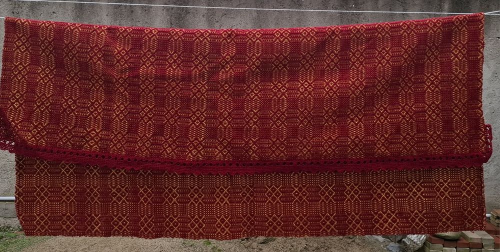 Cuvertura din lână,  țesută la război,  cu broderie croșetată