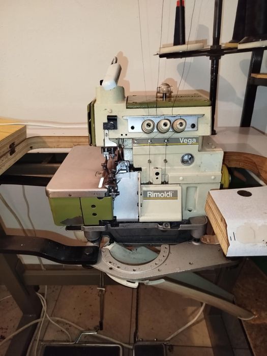 Vând mașină de cusut profesională