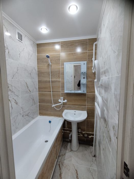 Продам 2 ух.комн кв в центре район Тайги