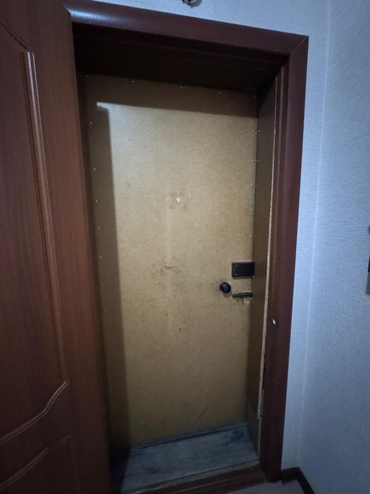 Срочно продам входную дверь