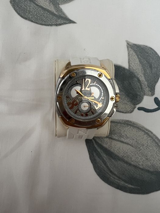 Ceas editie limitata.