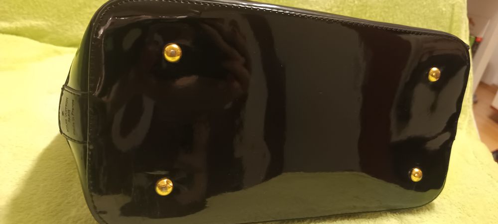 Vând geantă tip Alma, lac negru, stil Louis Vuitton.