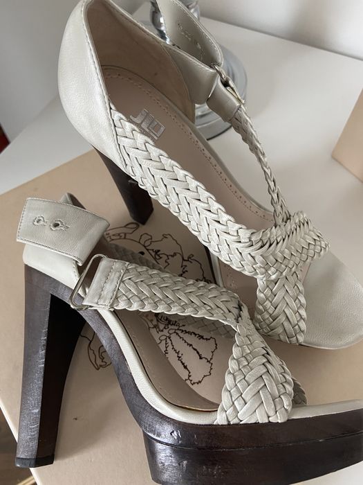 JLo обувки на висок дебел ток