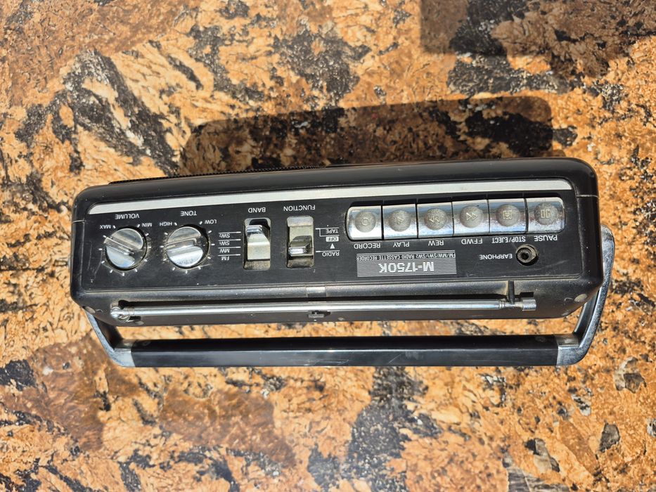Vând Radio casetofon Sanyo model M-1750k ,made in japan