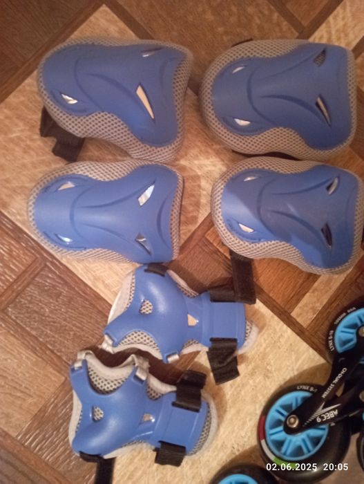 Скоростные роликовые коньки.