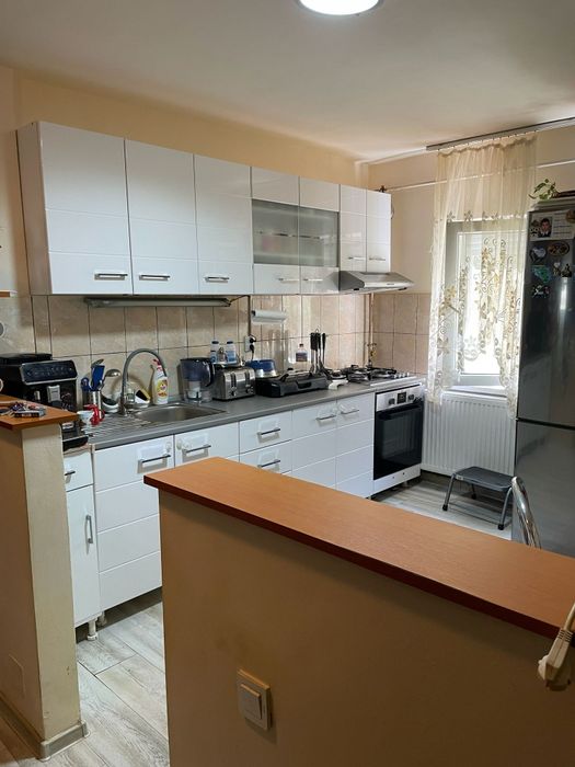 Vând apartament 3 camere la parter intr un bloc cu 4 etaje in Micalaca pe str Nucet lângă parcul Orizont. 2 dormitoare un living,2 bai bucătărie mare
