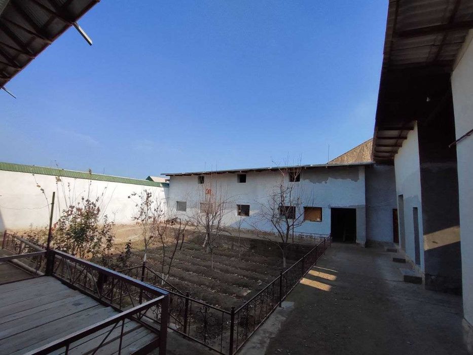 Навоий шаҳар Гулистон-3 массивида  ховли сотилади