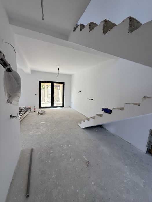 Duplex la Sanandrei ,3 dormitoare,living,bucatarie ,2 bai ,hol si terasa acoperita la pretul de 129500 euro neg direct de la propietar nr  0745758440