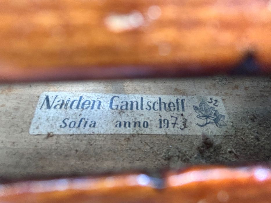 Майсторска виола изработена от лютиерът Найден Ганчев през 1973