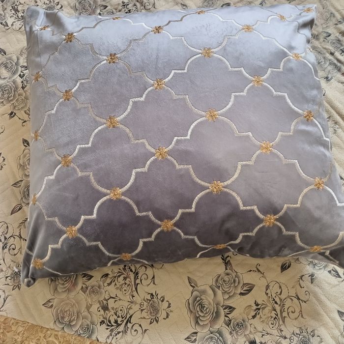 Ккрасивом чехол для подушки. Новая!