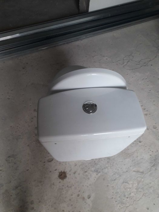 Унитаз б/у цвет белый с крышкой