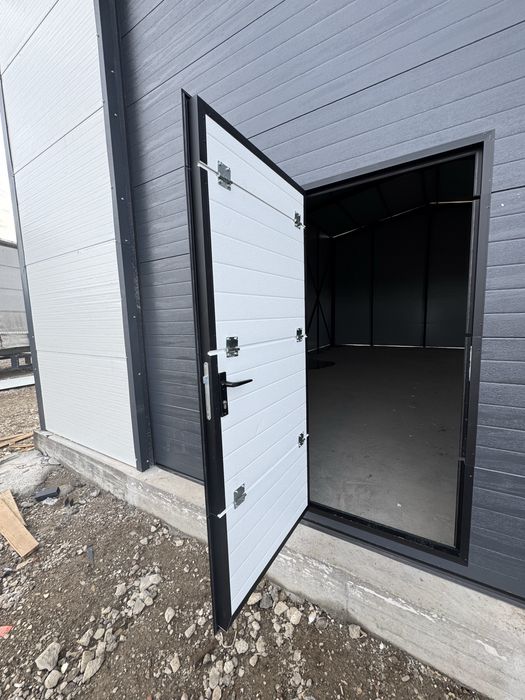 Vand Hala Metalica completa cu usi, panouri sandwich la cheie