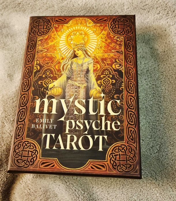 Карти Таро с книжка