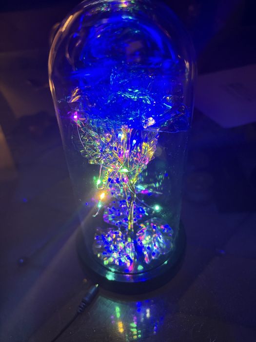 Cadou Valentines day trandafir in cupola de cristal cu lumini led