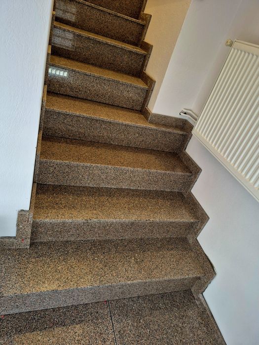 Vindem și Montăm Scări/Glafuri/Blaturi din Granit/Marmură