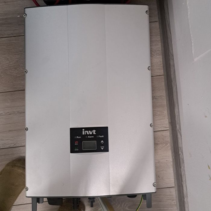Vand invertor fotovoltaic INVT iMars destinat sistemelor on-grid