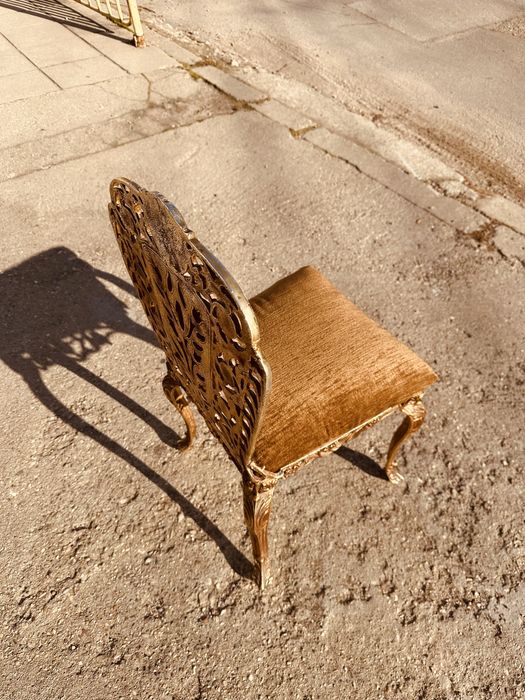 Луксозен бароков стол – метална рамка, златисто покритие, кадифе