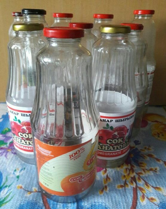 Банки-литровые бутыли для компота, варенья. Можно разливать напитки.