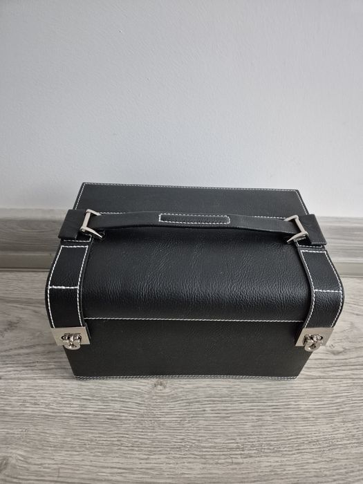 Caseta de bijuterii din piele