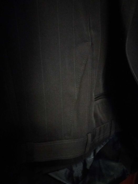 2 costume barbatesti noi 3 piese, bleumarin si  bej 52-54 ,120 lei/buc