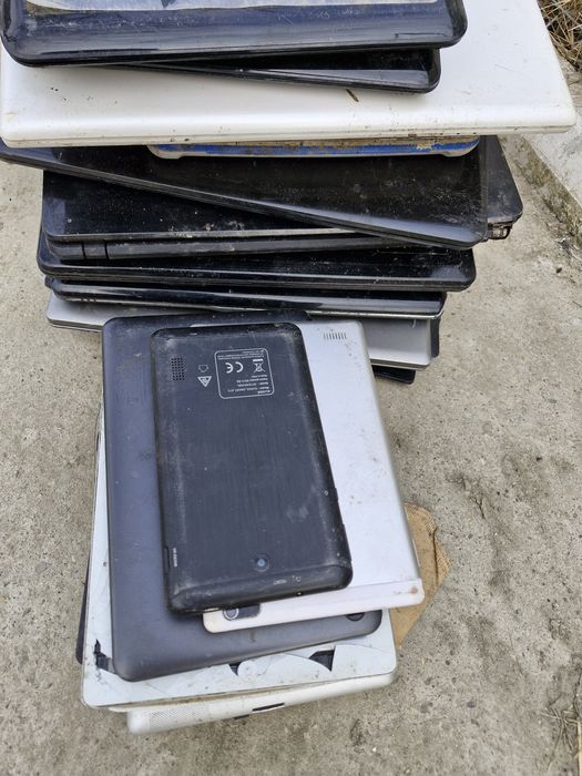 Laptopuri tablete de piese la preț super !