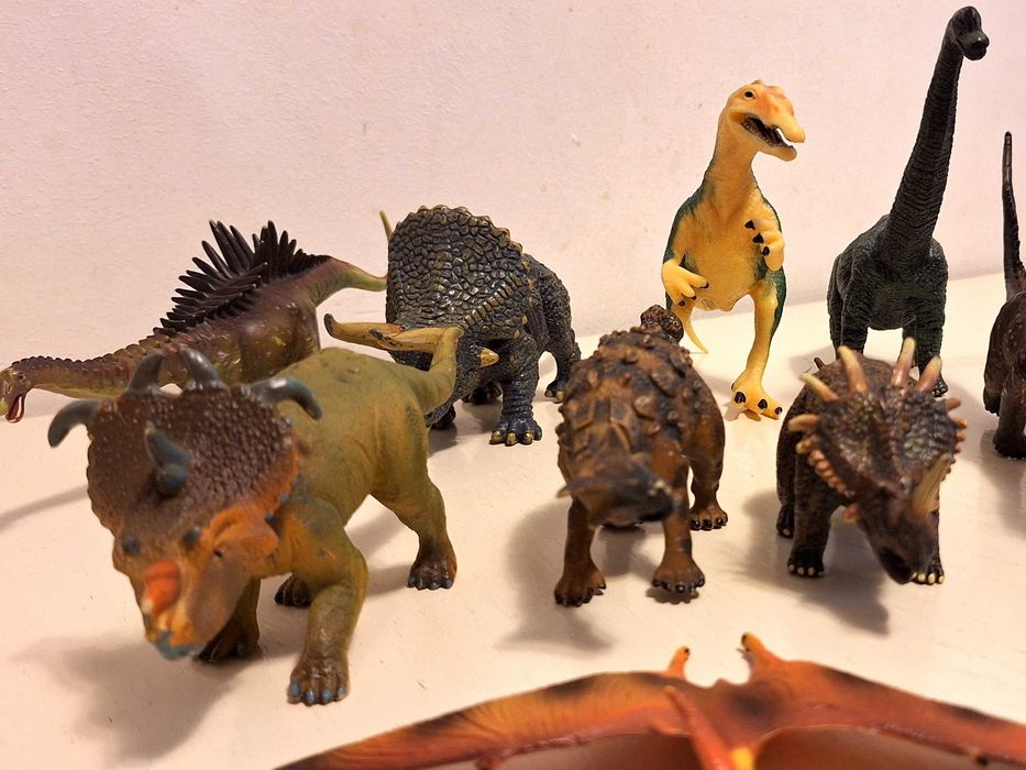 21 de figurine dinozauri din plastic, de colecție