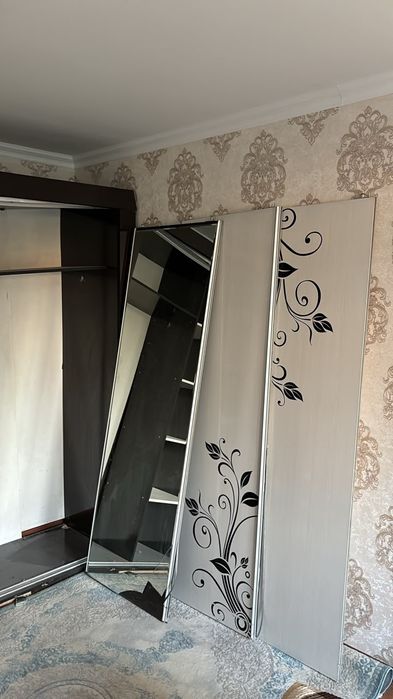 Шкаф отдадим даром!Бесплатно!