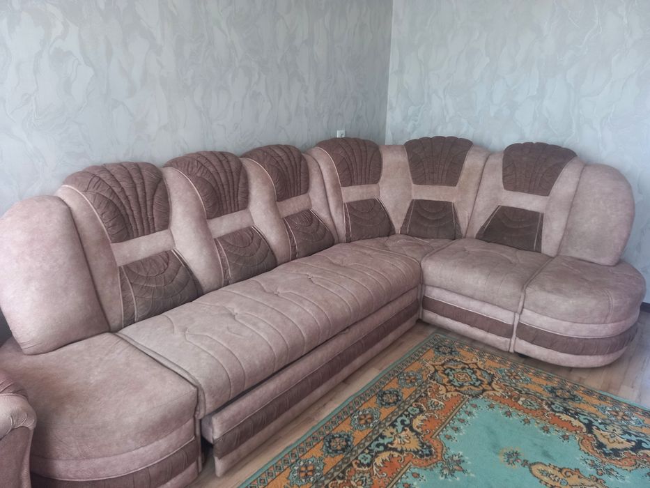 Продам угловой диван с креслом