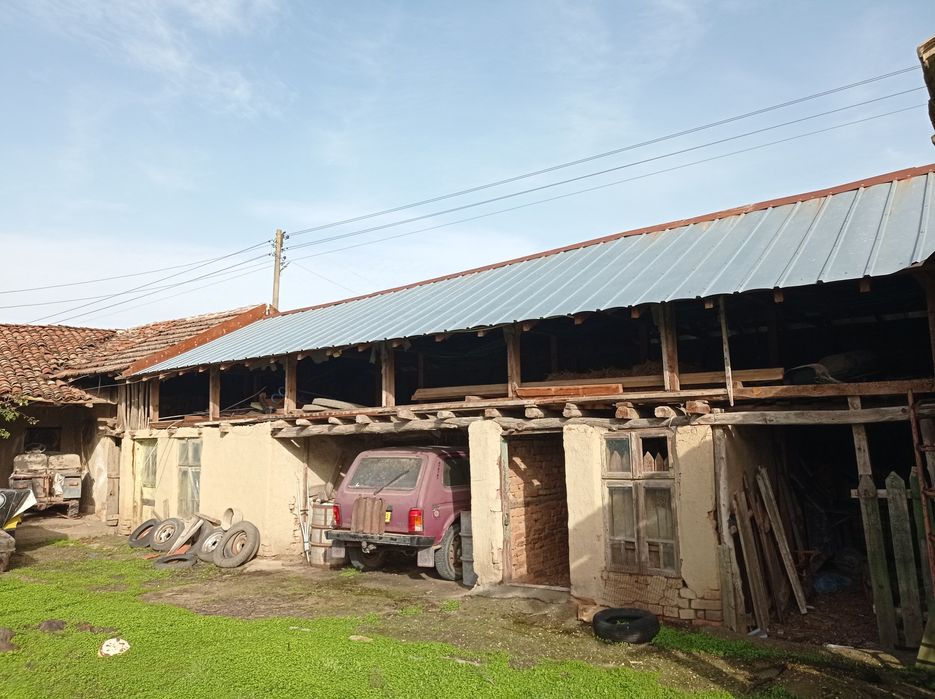 Селска къща, на тиха улица с много цветя