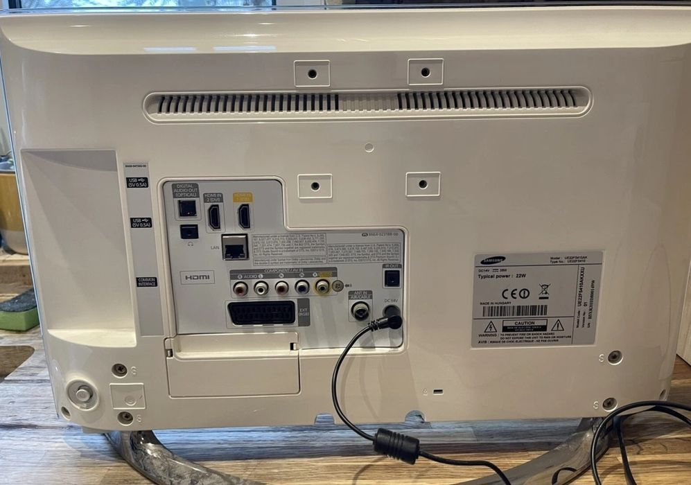 Samsung Smart TV белого цвета