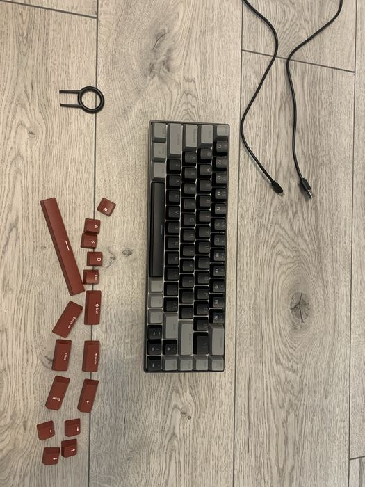 Tastatura 65% neagra cu gri