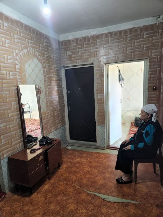 4 etajli domning 2 etajidagi uy sotiladi 4 xonali  6 metr balkoni bor