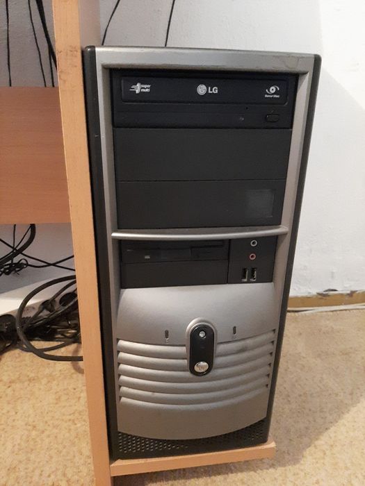 Продавам настолен компютър с бюро и въртящ стол