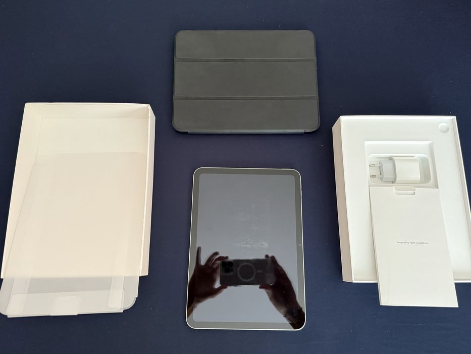 iPad 10th Gen 10.9”, Grey, 256 GB + Husă neagră