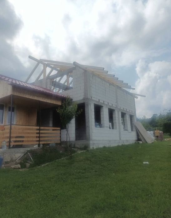 Executam case la rosu de la fundație pana la acoperise