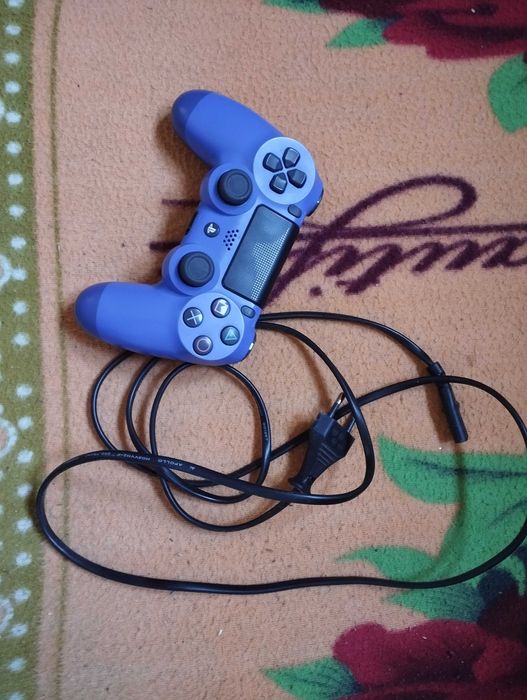 Vând PS4 ediție limitată!!!