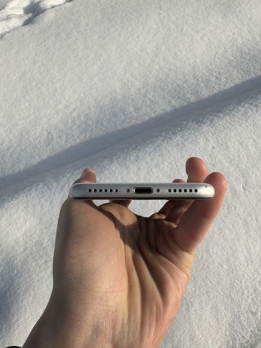 Срочно продам айфон SE3 2022