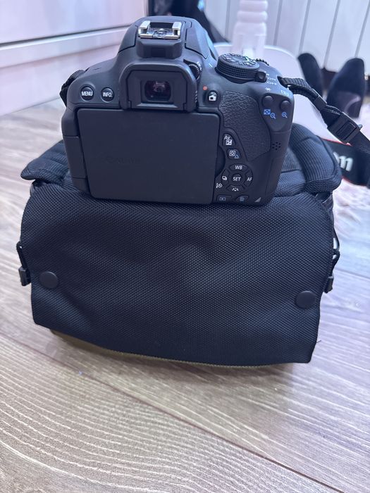 Фотоапарат Canon EOS 700D с обектив EF-S 18-55 мм