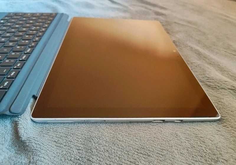Microsoft Surface Pro 5 - Laptop & Tabletă 2-în-1 | i5, 8GB RAM, 256GB