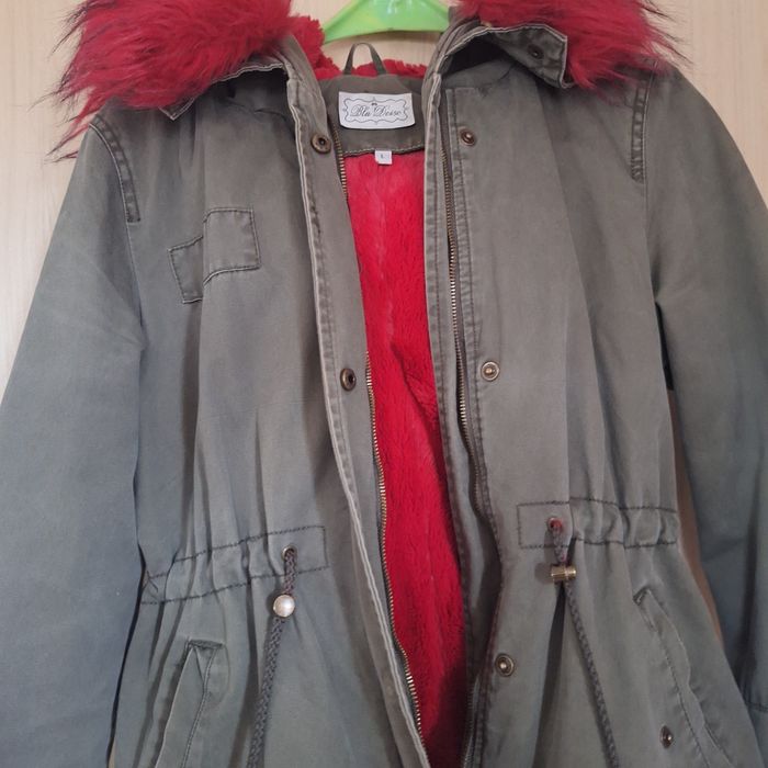 Яке с червена богата качулка