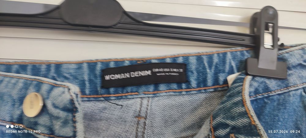 Уникални дънкови къси панталони с асиметричен прехлупващ ефект, размер EUR 40