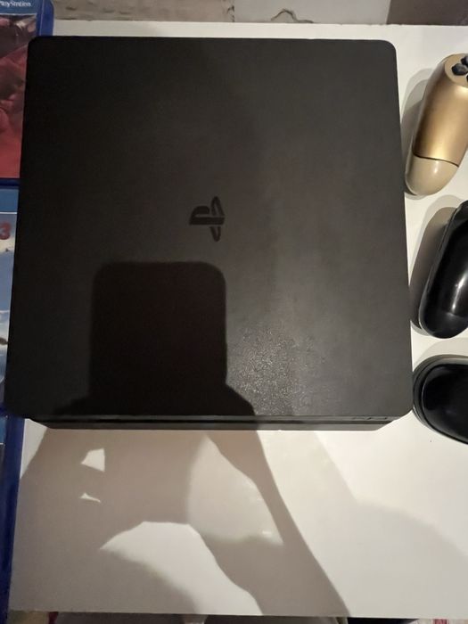 ps 4 с четири игри и три контролера