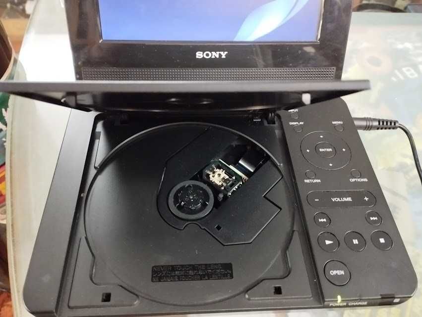 Два портативни DVD плейъра